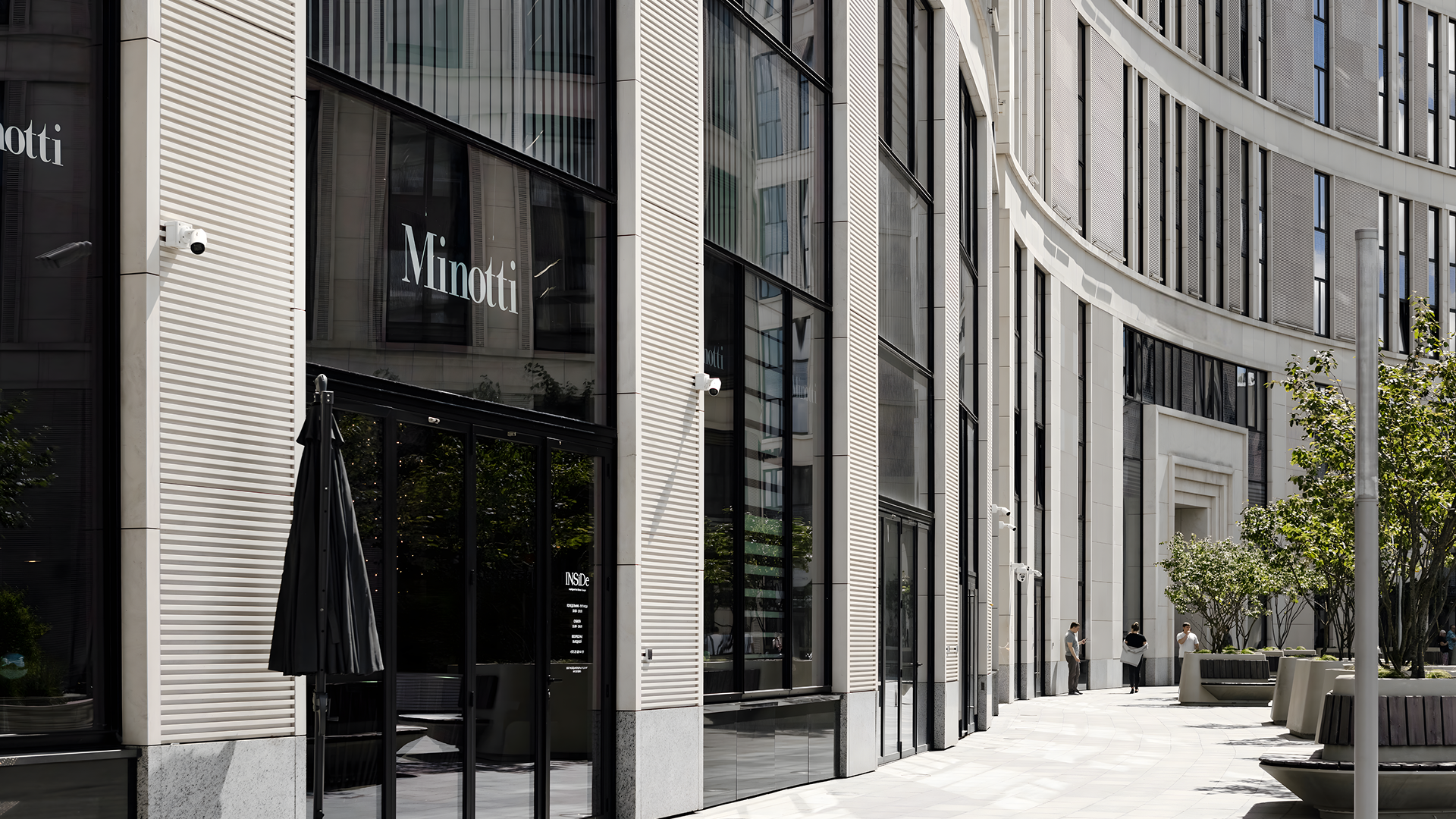 Фасад шоурума INSiDe в городской среде