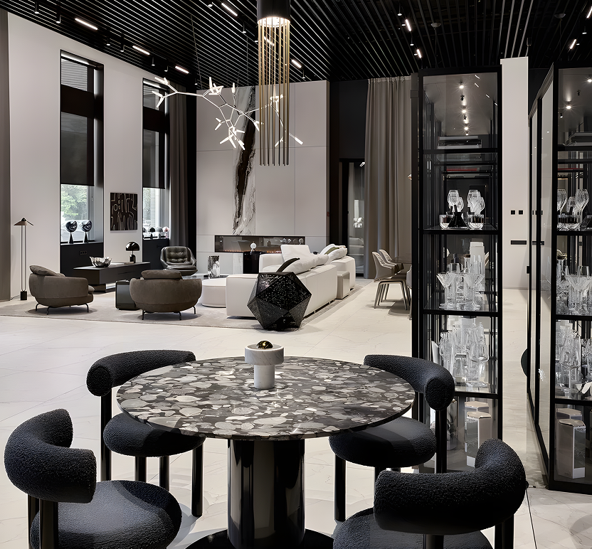 Интерьер шоурума INSiDe с дизайнерской мебелью и витринами